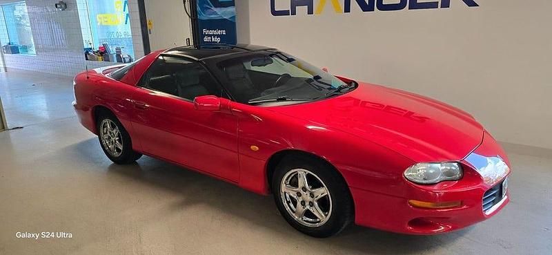 Begagnad Chevrolet Camaro 193 HK (141 kW) 1998 Röd Sportkupé