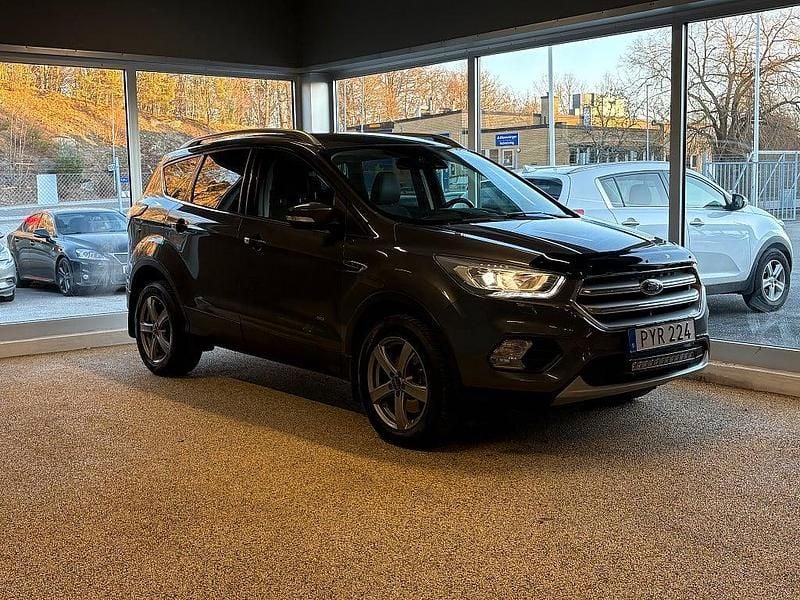 Grå Begagnad 2018 Ford Kuga Titanium SUV | 164 900 kr (Marknadspris) - Bild 1/4