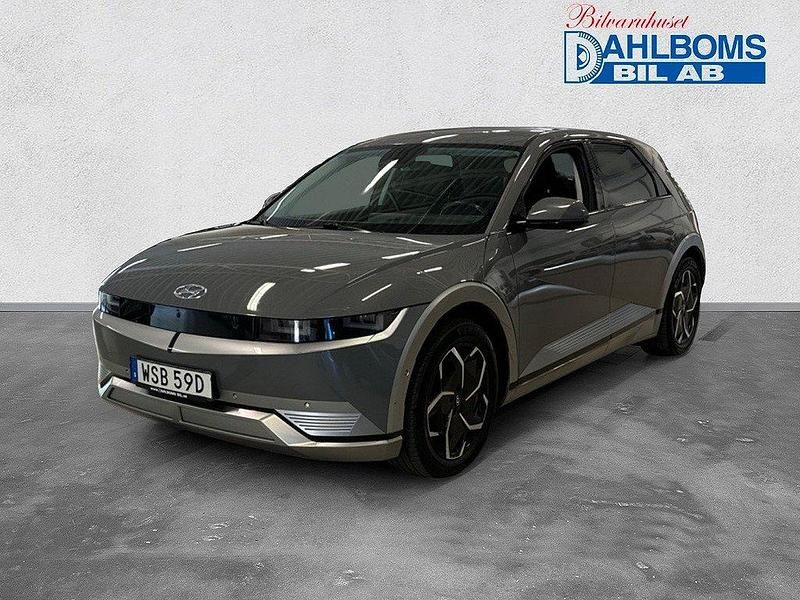 Grå (galactic grey) Begagnad 2021 Hyundai Ioniq 5 SUV | 349 000 kr - Bild 1/4