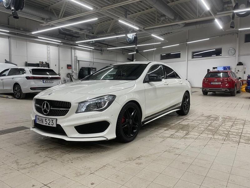 Vit Begagnad 2016 Mercedes CLA200 AMG Sportkupé | 169 000 kr (Marknadspris) - Bild 1/4
