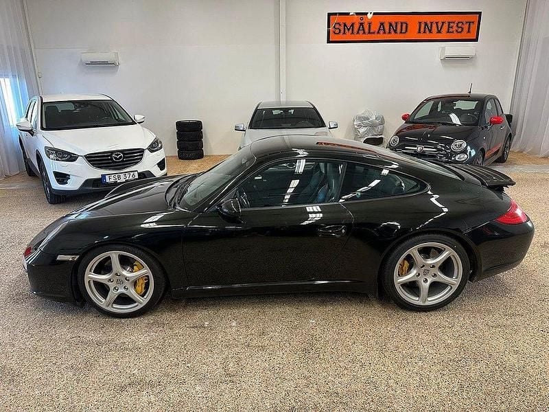 Svart Begagnad 2004 Porsche 911 Carrera Sportkupé | 479 900 kr (Marknadspris) - Bild 1/4