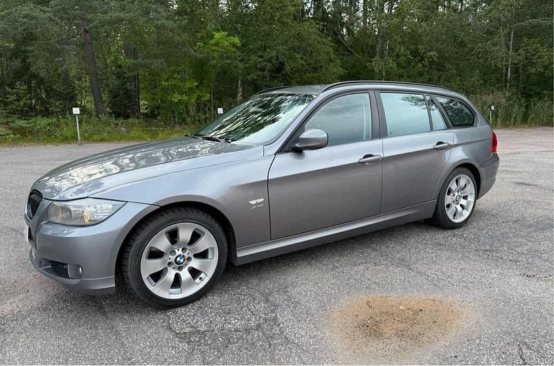 Grå Begagnad 2012 BMW 320 Kombi | 79 900 kr (Superpris) - Bild 1/4