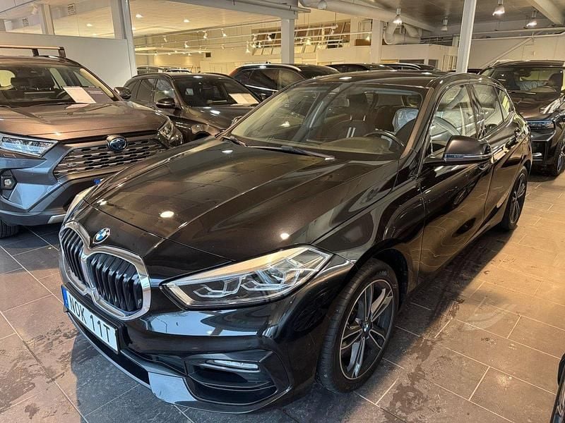 Svart Begagnad 2022 BMW 120 Sport Line Halvkombi | 279 900 kr (Superpris) - Bild 1/4