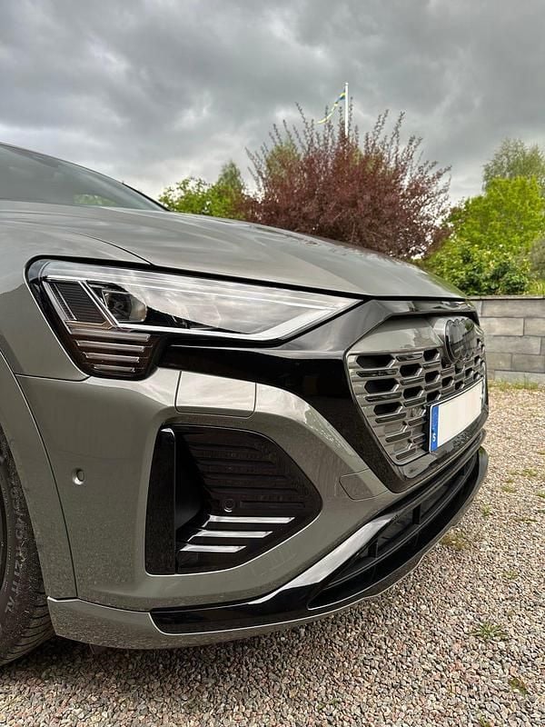 Begagnad Audi Q8 e-tron S-Line 300 kW (408 HK) 2024 Chronosgrå metallic SUV