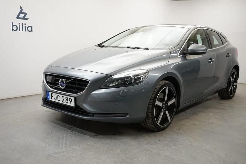 Grå Begagnad 2016 Volvo V40 Business Edition Kombi | 154 900 kr (Marknadspris) - Bild 1/3