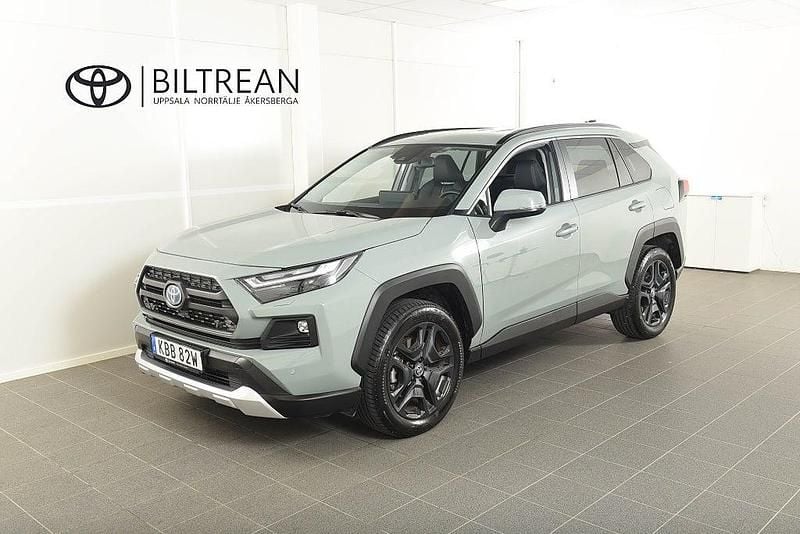 Grön (urban khaki) Begagnad 2024 Toyota RAV4 Hybrid SUV | 469 900 kr (Marknadspris) - Bild 1/4