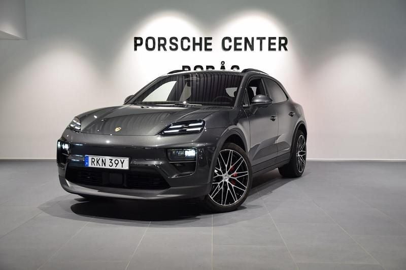 Grå Ny 2025 Porsche Macan SUV | 1 293 500 kr (Marknadspris) - Bild 1/4