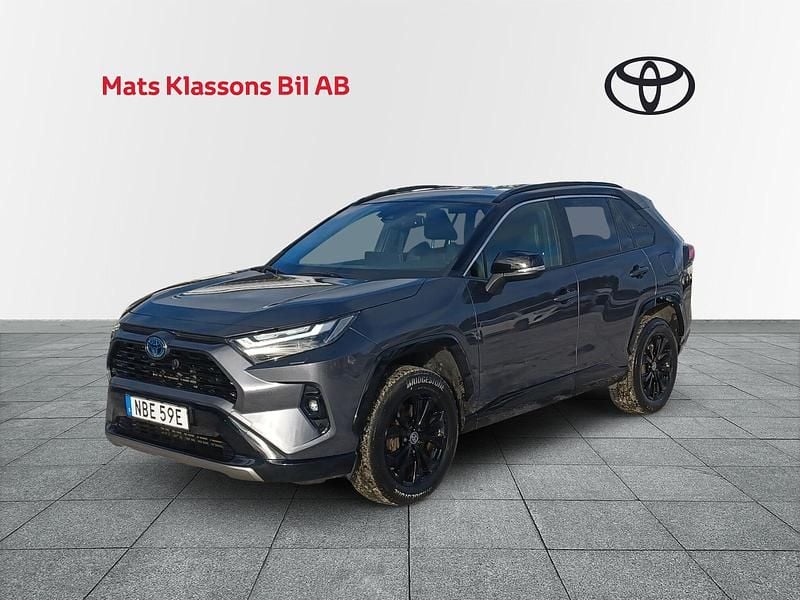 Grå Begagnad 2022 Toyota RAV4 Hybrid Style SUV | 399 000 kr (Marknadspris) - Bild 1/4
