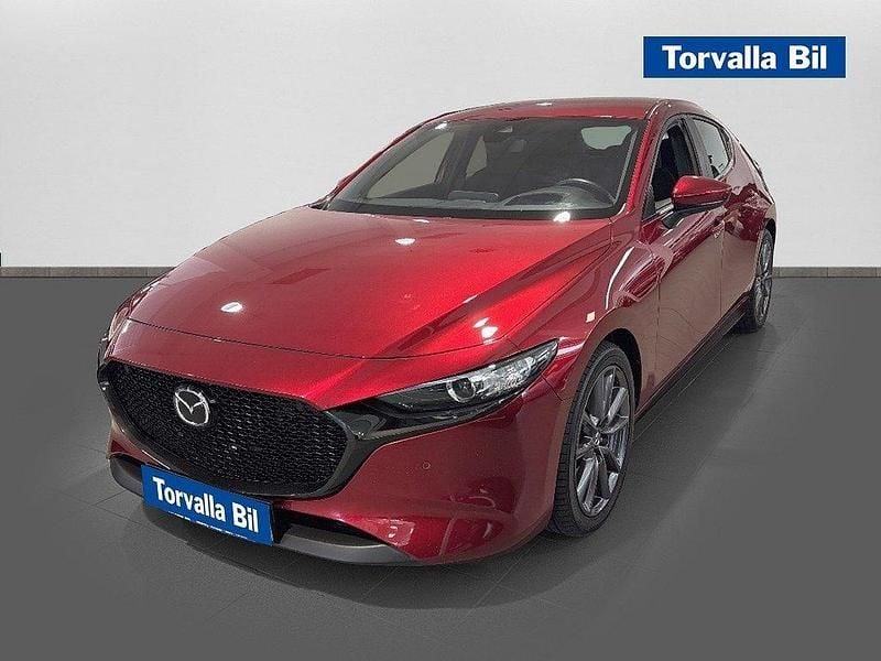 Röd Begagnad 2022 Mazda 3 Halvkombi | 224 900 kr (Marknadspris) - Bild 1/4