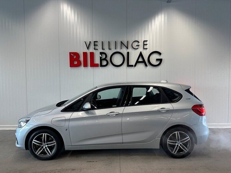 Silver Begagnad 2018 BMW 225 Active Tourer Sport Line Minibuss | 189 500 kr (Bra pris) - Bild 1/4
