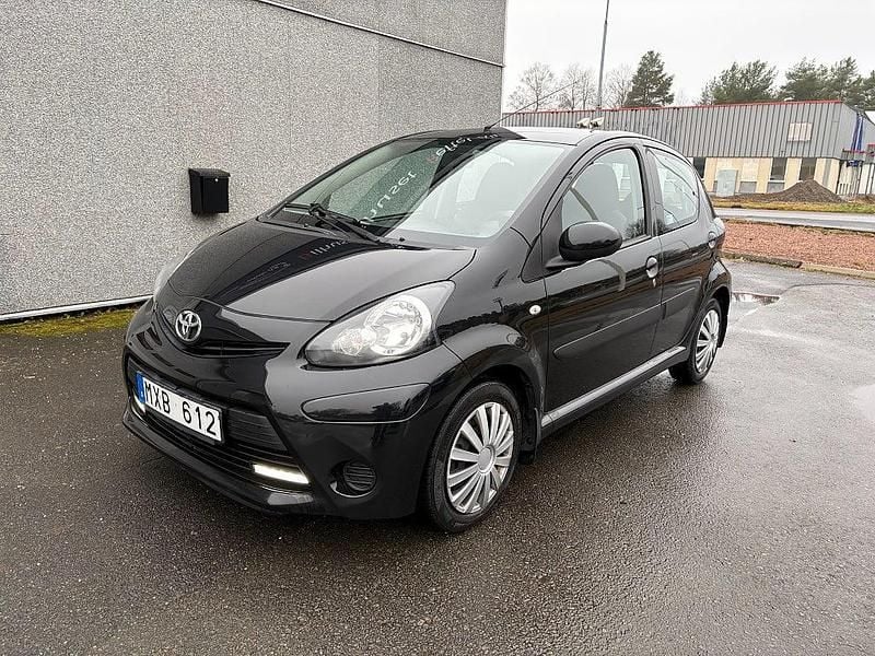 Svart Begagnad 2012 Toyota Aygo Halvkombi | 53 900 kr (Marknadspris) - Bild 1/4