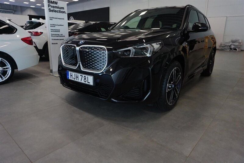 Svart Begagnad 2024 BMW iX1 M Sport SUV | 599 000 kr - Bild 1/4