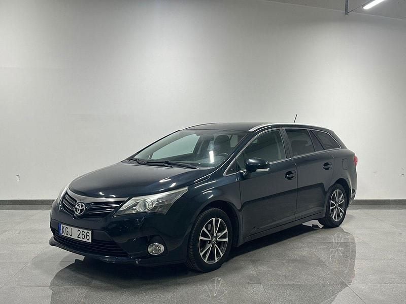 Mörkblå (blå) Begagnad 2013 Toyota Avensis Kombi | 69 900 kr (Marknadspris) - Bild 1/4