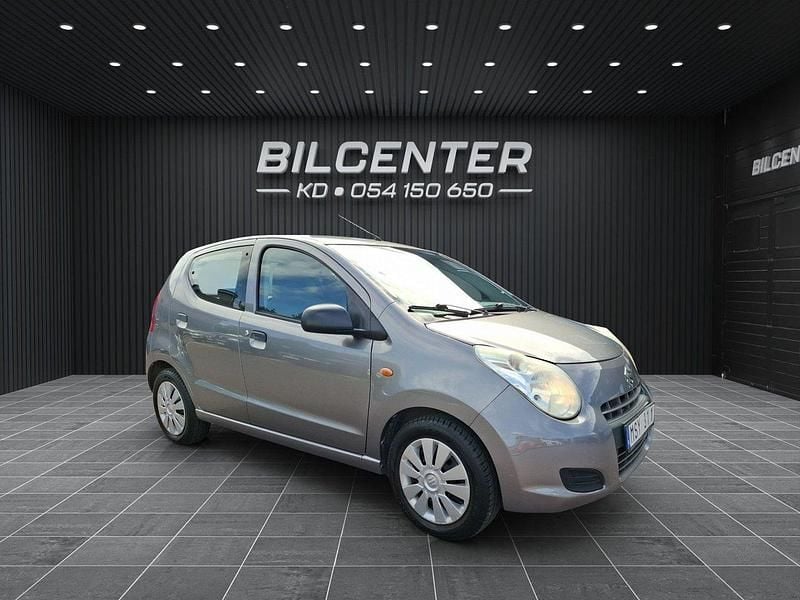 Grå Begagnad 2012 Suzuki Alto Halvkombi | 39 900 kr (Lite dyr) - Bild 1/4