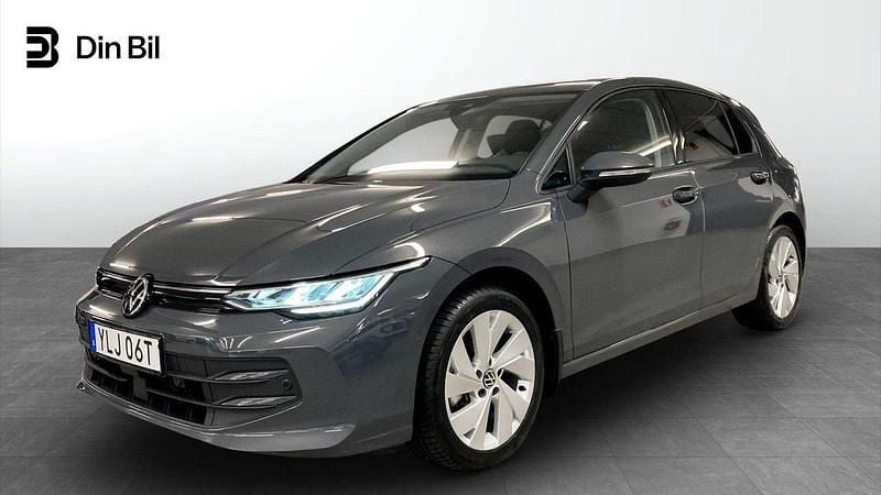 Mörkgrå Begagnad 2025 VW Golf VIII Life Halvkombi | 304 900 kr (Bra pris) - Bild 1/4