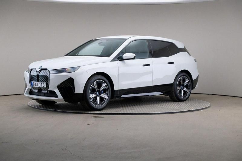 Vit Begagnad 2022 BMW iX Comfort Edition SUV | 509 000 kr (Marknadspris) - Bild 1/4