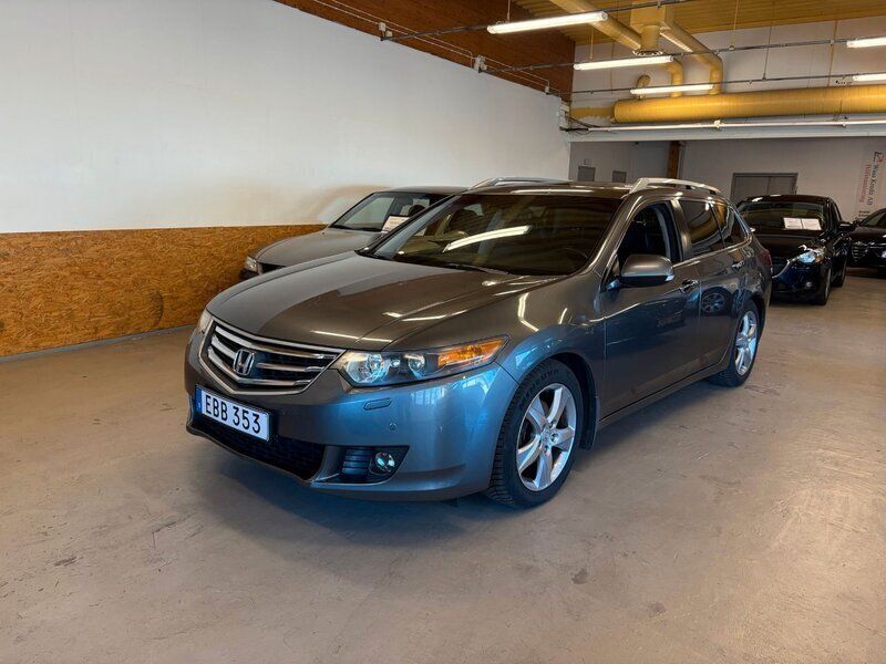 Ljusgrå (grå) Begagnad 2010 Honda Accord Executive Kombi | 75 000 kr (Lite dyr) - Bild 1/4