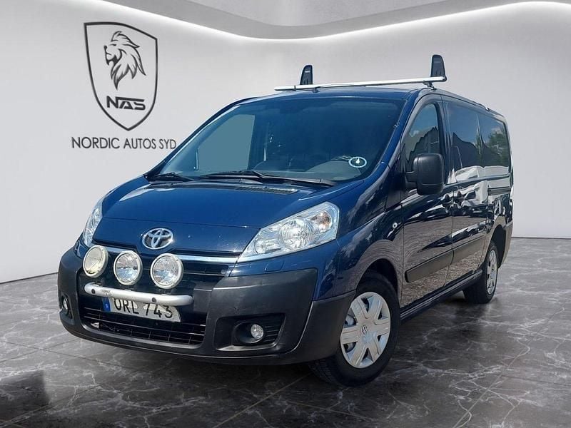 Mörkblå (blå) Begagnad 2014 Toyota Proace Van | 69 900 kr (Marknadspris) - Bild 1/4