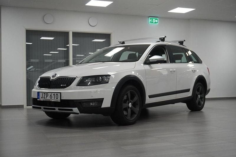 Vit Begagnad 2015 Skoda Octavia Kombi | 169 800 kr (Dyr) - Bild 1/4