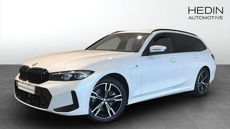 Vit Begagnad 2024 BMW 330 M Sport Kombi | 438 700 kr - Bild 1/4