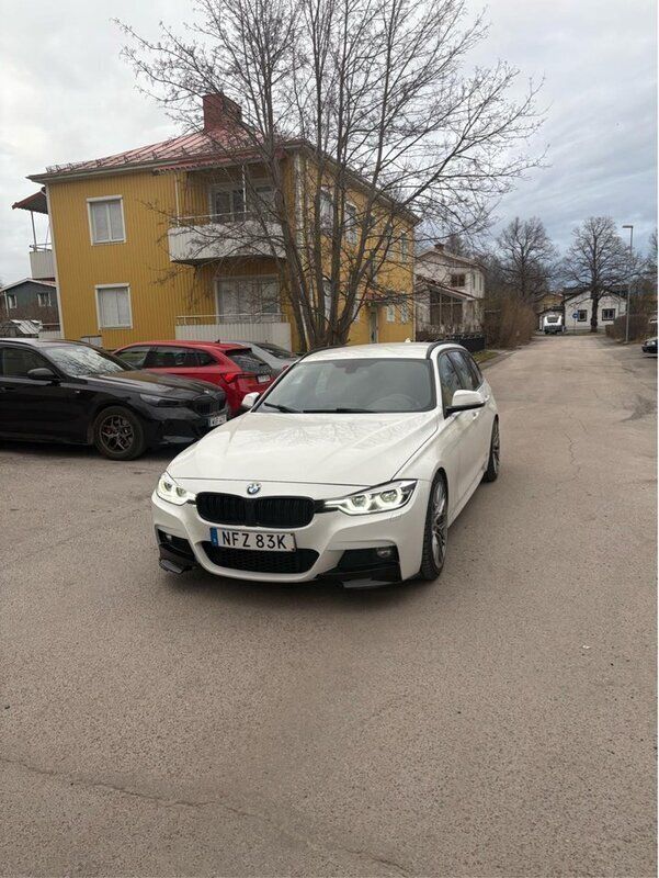 Vit Begagnad 2019 BMW 320 M Sport Kombi | 219 000 kr (Bra pris) - Bild 1/4