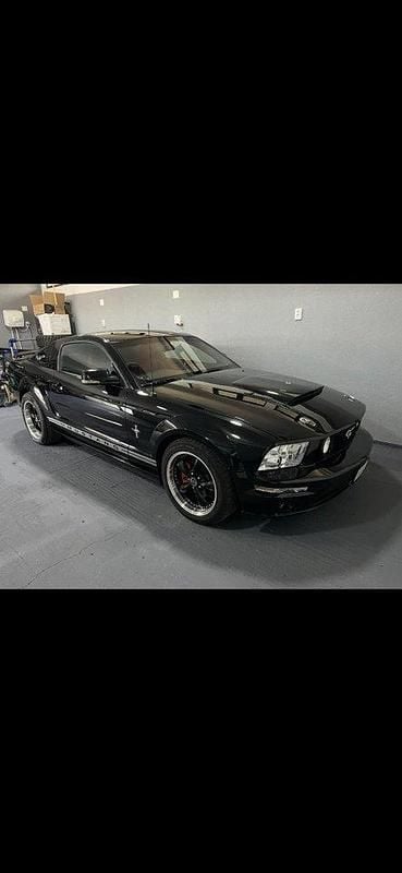 Svart Begagnad 2006 Ford Mustang Sportkupé | 220 000 kr (Dyr) - Bild 1/4