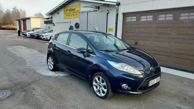 Blå Begagnad 2012 Ford Fiesta Titanium Halvkombi | 55 000 kr (Marknadspris) - Bild 1/4