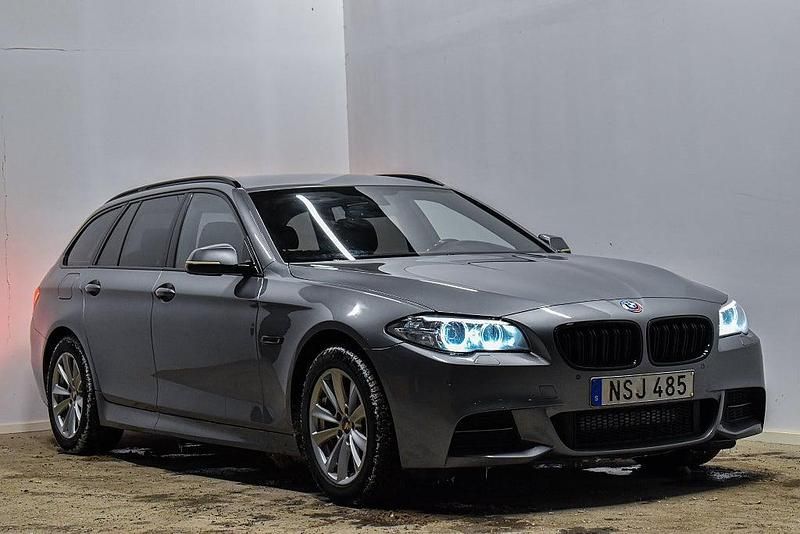 Grå Begagnad 2015 BMW 520 M Sport Kombi | 158 900 kr (Lite dyr) - Bild 1/4