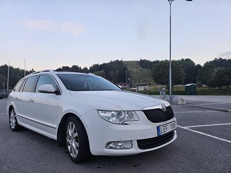 Vit Begagnad 2011 Skoda Superb Elegance Kombi | 59 999 kr (Bra pris) - Bild 1/4