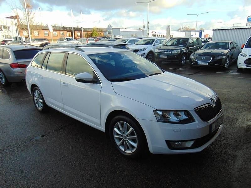 Vit Begagnad 2014 Skoda Octavia Kombi | 75 000 kr (Marknadspris) - Bild 1/4