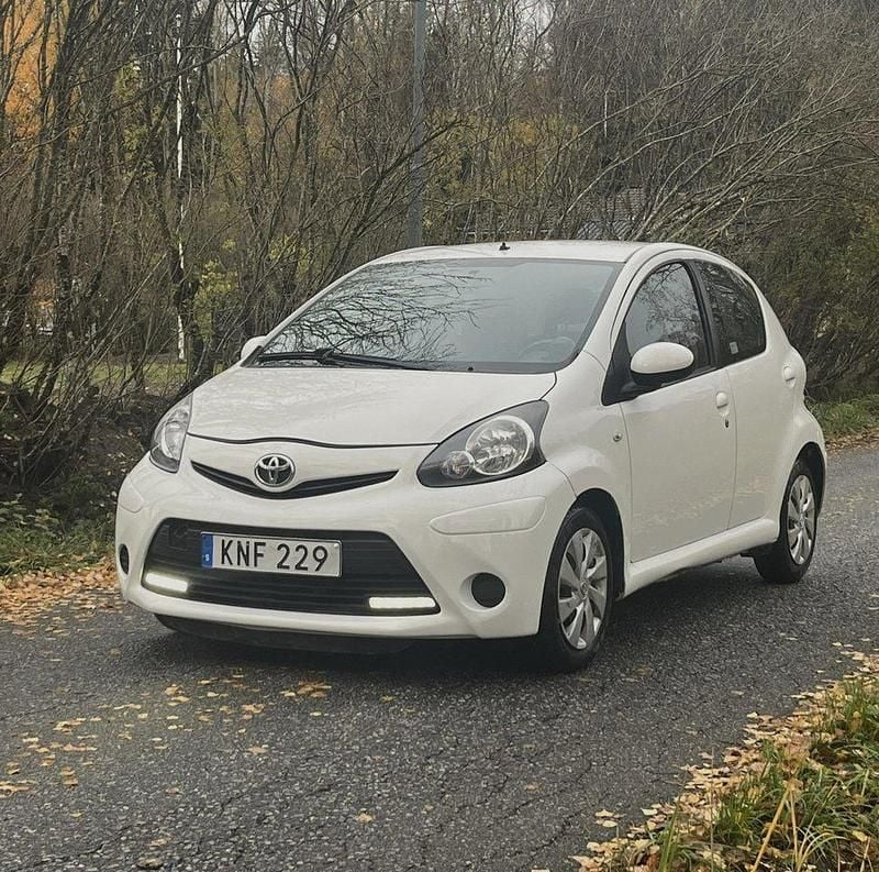 Vit Begagnad 2014 Toyota Aygo Halvkombi | 59 999 kr (Marknadspris) - Bild 1/4