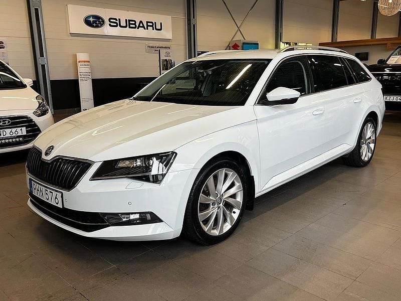 Vit Begagnad 2017 Skoda Superb Style Kombi | 169 900 kr (Bra pris) - Bild 1/4