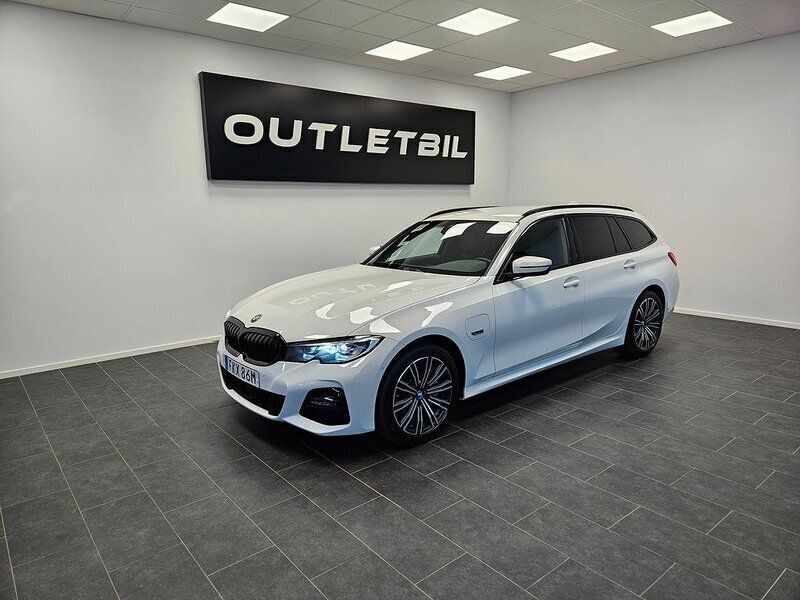 Vit Begagnad 2022 BMW 330e M Sport Kombi | 299 900 kr (Bra pris) - Bild 1/4