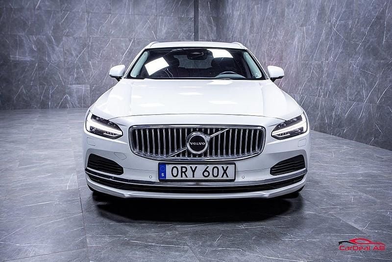 Begagnad Volvo V90 Core 253 HK (186 kW) 2023 Vit Kombi