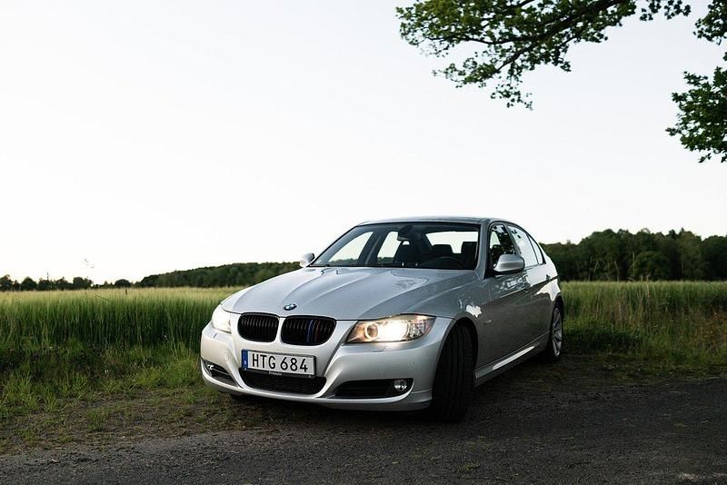 Grå Begagnad 2009 BMW 320 Comfort Edition Sedan | 89 000 kr (Marknadspris) - Bild 1/4