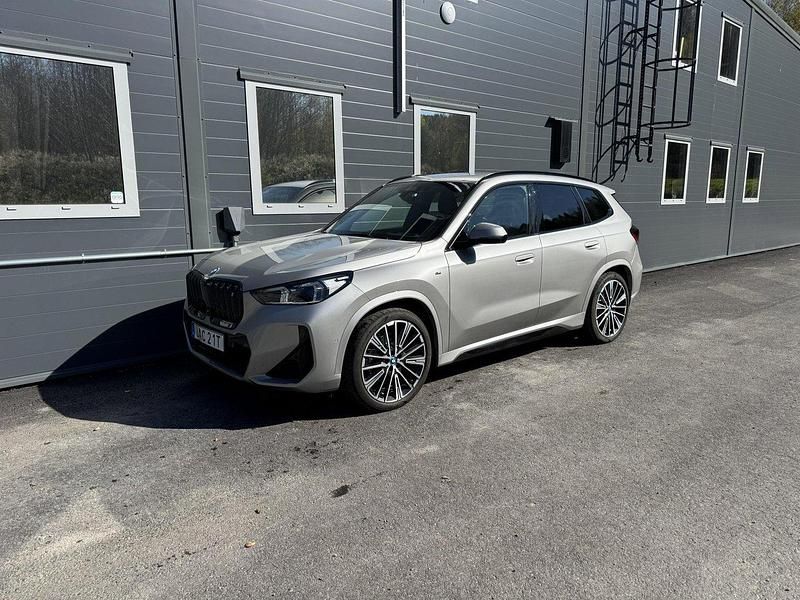 Silver Begagnad 2023 BMW iX1 M Sport SUV | 509 000 kr (Lite dyr) - Bild 1/4
