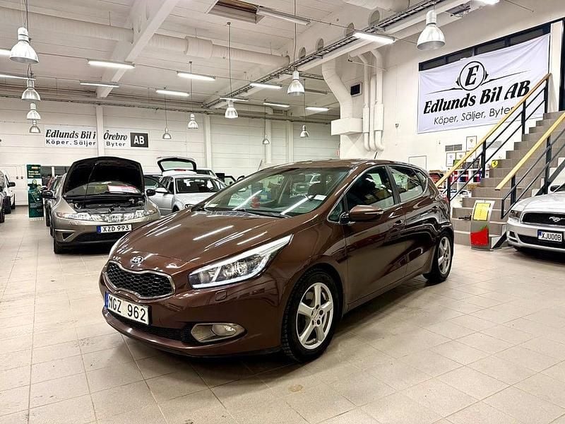 Begagnad Kia Ceed Comfort 128 HK (94 kW) 2012 Brun Halvkombi