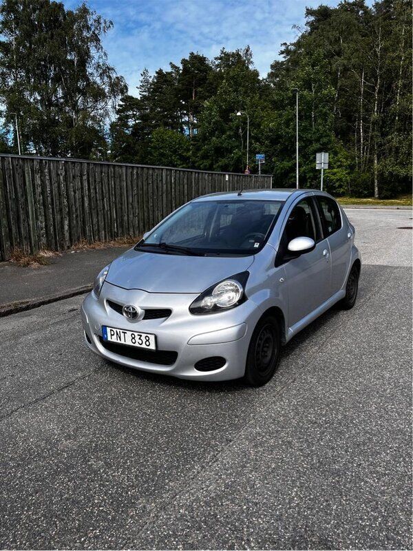 Silver Begagnad 2012 Toyota Aygo Halvkombi | 30 000 kr (Marknadspris) - Bild 1/4