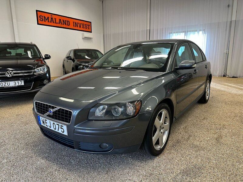 Grå Begagnad 2004 Volvo S40 Sedan | 24 900 kr (Marknadspris) - Bild 1/4