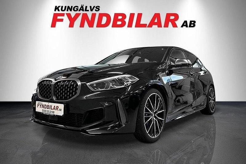 Svart Begagnad 2019 BMW M135 M Sport Halvkombi | 389 900 kr (Bra pris) - Bild 1/3
