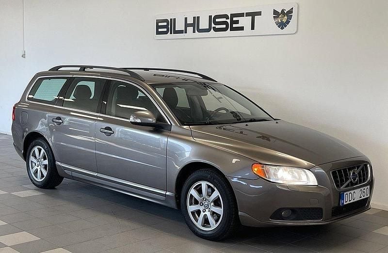 Grå Begagnad 2010 Volvo V70 Momentum Kombi | 49 900 kr (Marknadspris) - Bild 1/4