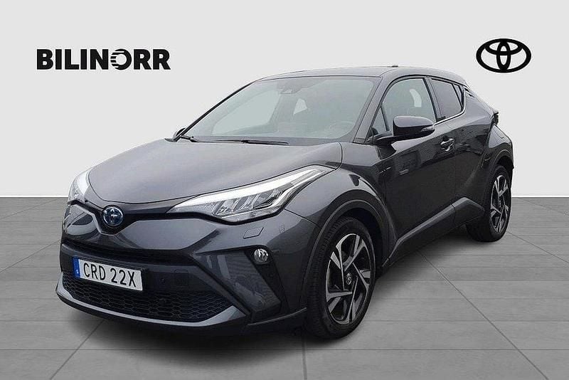 Mörkgrå Begagnad 2022 Toyota C-HR Edition SUV | 269 900 kr (Marknadspris) - Bild 1/4