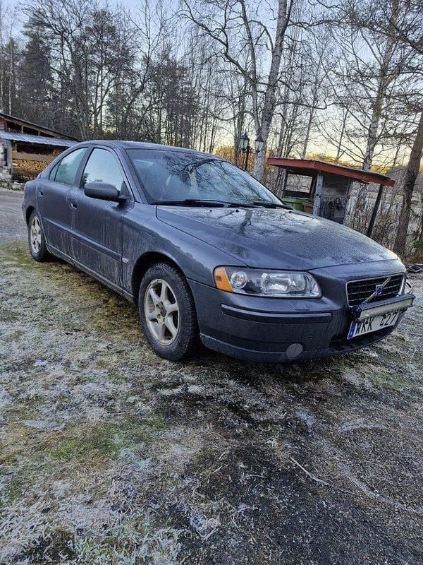 Grå Begagnad 2005 Volvo S60 Kinetic Sedan | 28 500 kr (Marknadspris) - Bild 1/4