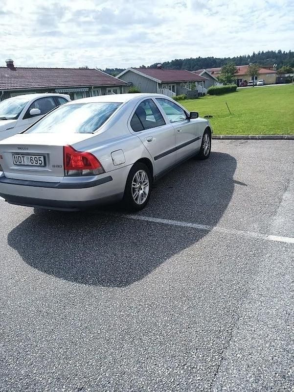 Grå Begagnad 2004 Volvo S60 Business Edition Sedan | 31 000 kr (Marknadspris) - Bild 1/4