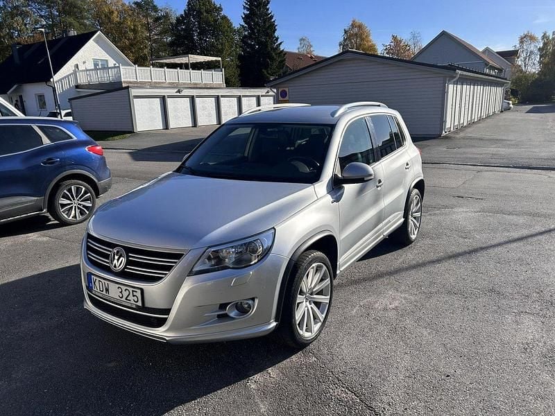 Silver Begagnad 2010 VW Tiguan R-line SUV | 84 900 kr (Bra pris) - Bild 1/4