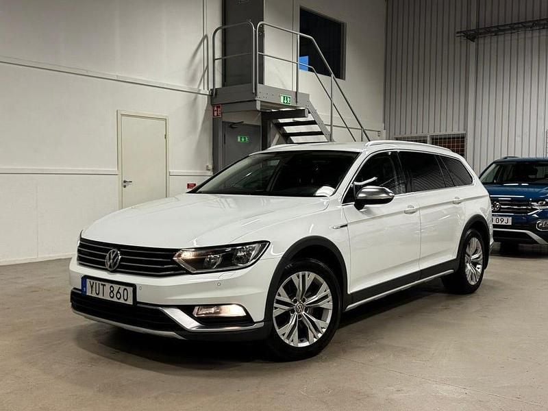 Vit Begagnad 2017 VW Passat Alltrack Kombi | 189 900 kr (Marknadspris) - Bild 1/4