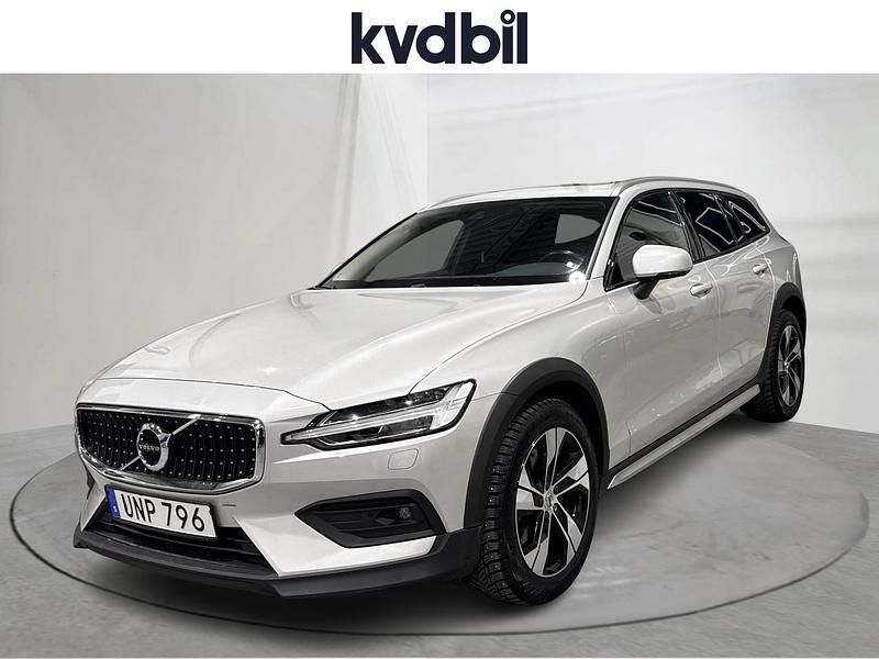 Vit Begagnad 2022 Volvo V60 CC Kombi | 309 000 kr (Marknadspris) - Bild 1/3