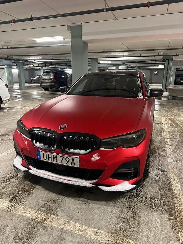 Vit (röd folering) Begagnad 2020 BMW 330 Sedan | 225 000 kr (Lite dyr) - Bild 1/4