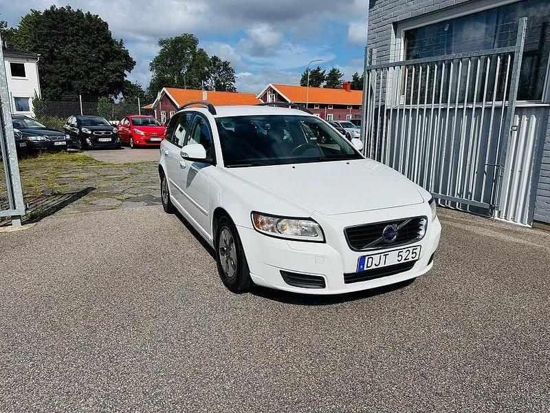 Vit Begagnad 2011 Volvo V50 Kombi | 89 900 kr (Lite dyr) - Bild 1/4
