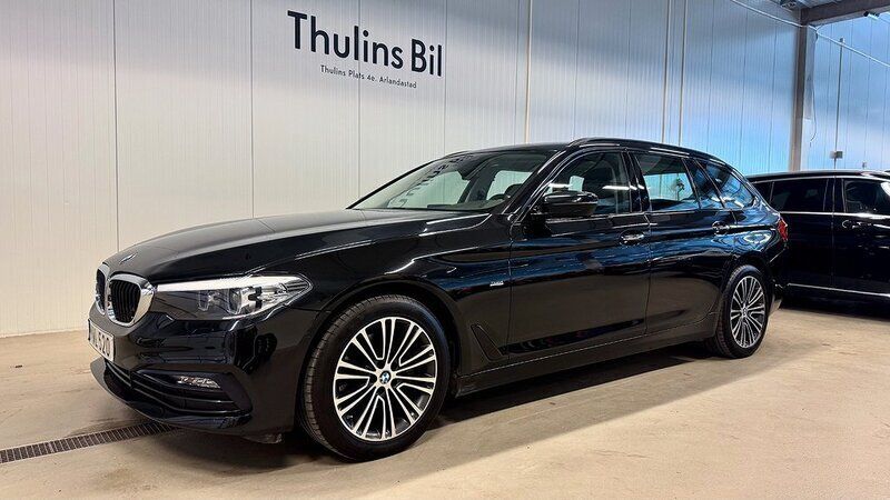 Svart Begagnad 2017 BMW 520 Sport Line Kombi | 229 900 kr (Marknadspris) - Bild 1/4